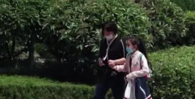 裤子|12岁小女生路上突遇“初潮”,染红白裤子不自知,路人行为太暖心