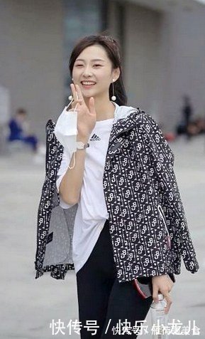 穿搭 简单靓丽的服饰，配上小姐姐甜美十足的笑容，高级感瞬间就出来了