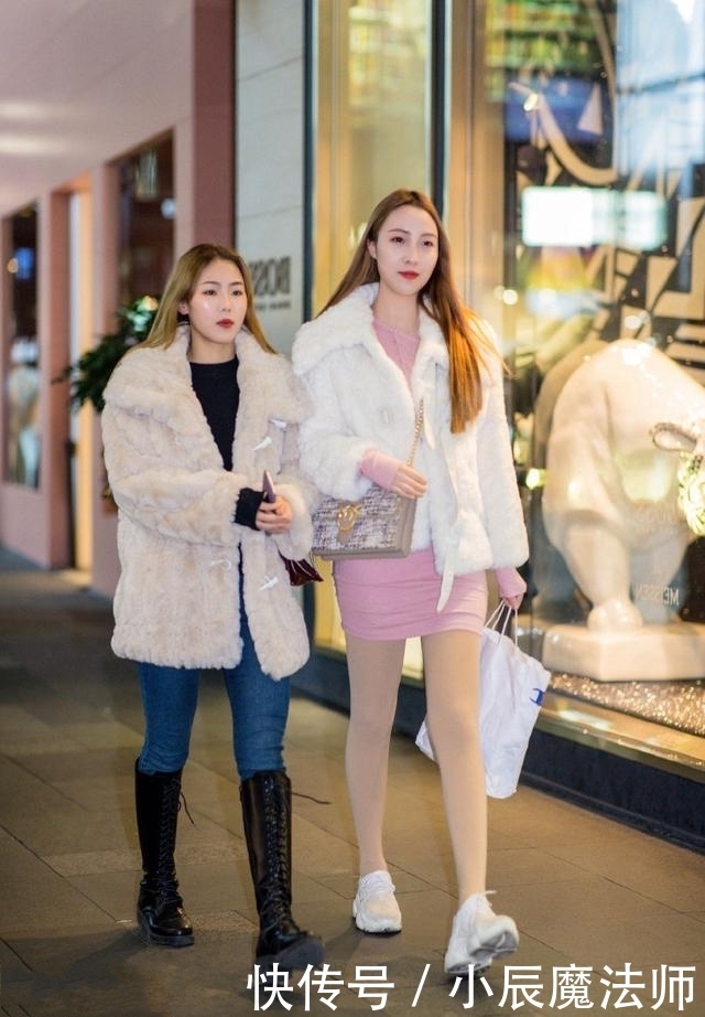 路人街拍,小姐姐一头齐肩的短发,显得特别的有魅力