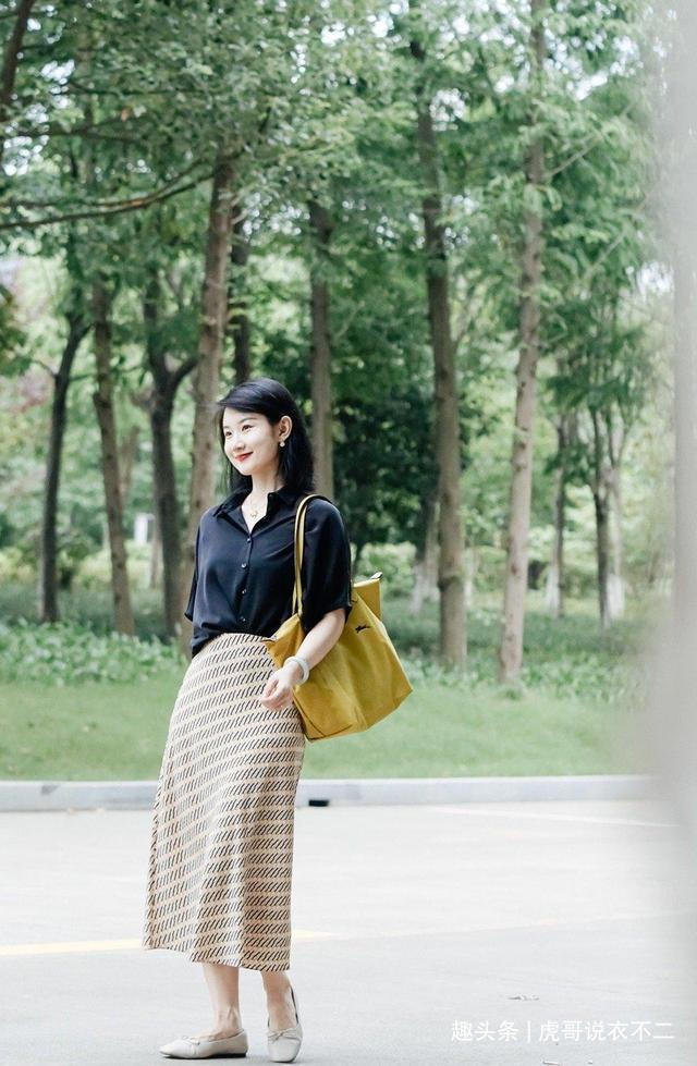 初秋温柔气质风穿搭,成熟又不失俏皮,上班族必备套装