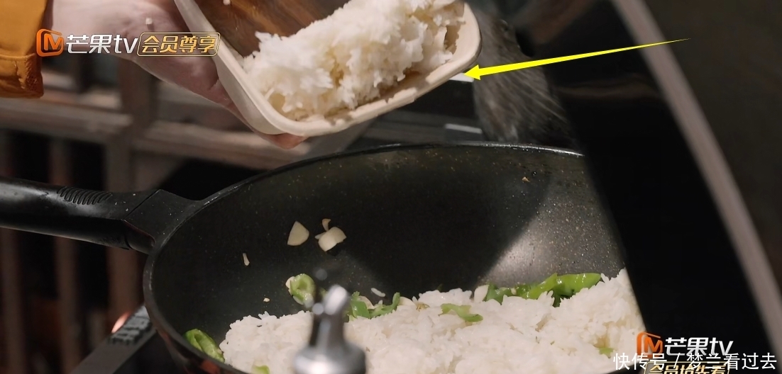 吃苦是作秀?《向往5》镜头扫到外卖盒饭,节目组对张艺兴太宠爱