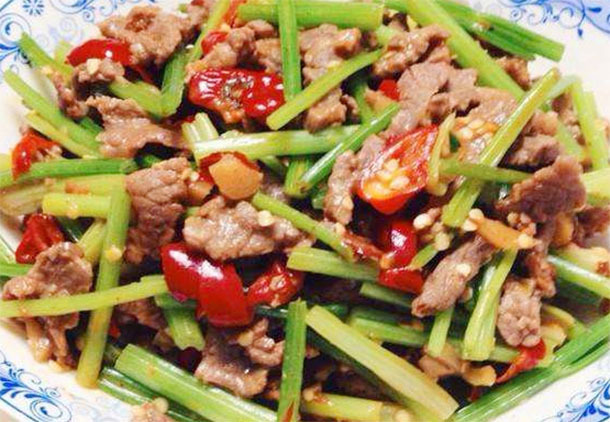 西芹炒牛肉|月底气温上升干燥,孩子多吃的小炒,滋阴润肺,五一游玩一身轻