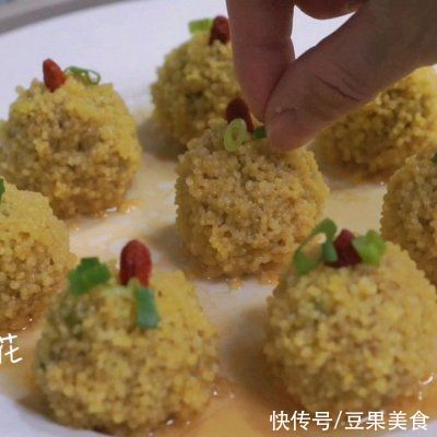 小米蒸肉丸鲜糯十足，寓意团团圆圆