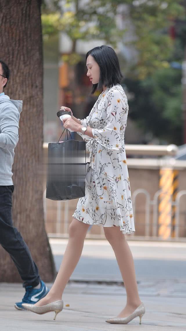 路人街拍爱上了小姐姐的这款“菊花裙”,甜美样子像极了爱情!