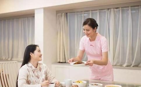 虐娃|月嫂进屋后感觉不对,抱起孩子撒腿就跑,事后家长奖励她3万块