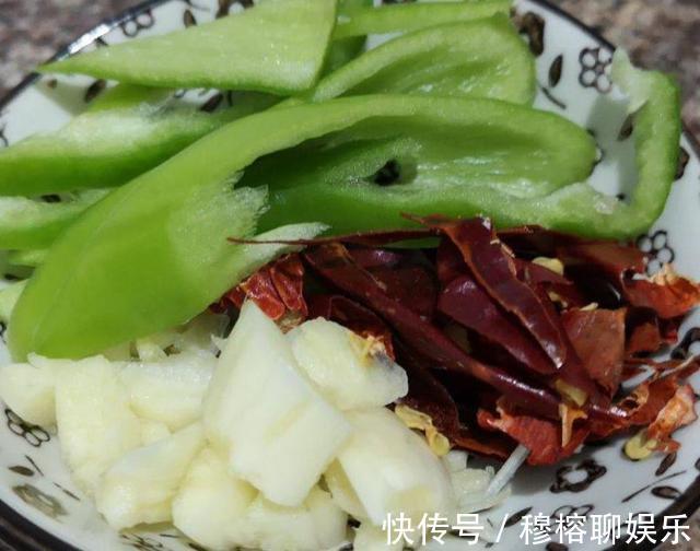 口感|炒土豆丝时别直接下锅，加上一步，吃起来脆爽入味，口感更上一层