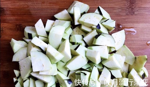 好吃|茄子别再做老一套了，学会这个茄子的做法，好吃还新鲜！