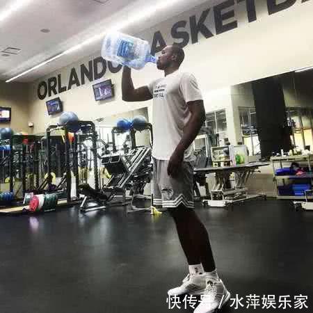 运动员|同样是巨人喝水，奥尼尔和姚明我忍了，网友他把桶装水当矿泉水