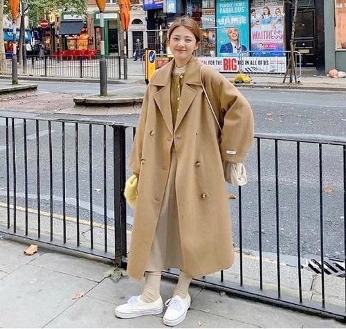 大衣＋半身裙，过年就这么穿，好看极了