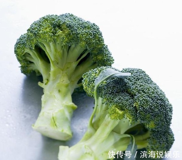 “肝毒”太深,“脸上”有3种表现,排除肝毒,按一穴、吃三蔬