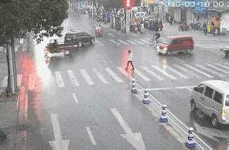 |搞笑GIF:来来来,师傅抽根烟!你跟我说说你是怎么开上去的?