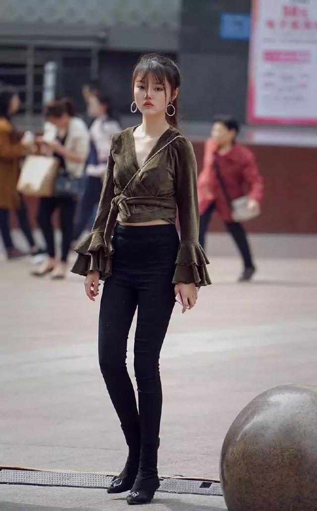 高跟鞋|小姐姐身穿黑色的v领上衣，小巧的v领，精致又时尚