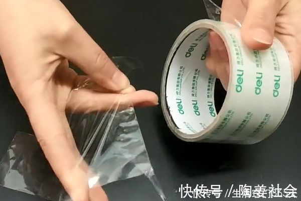 胶带上藏了个“小机关”，不用牙咬，不用剪刀，徒手就能撕胶带！