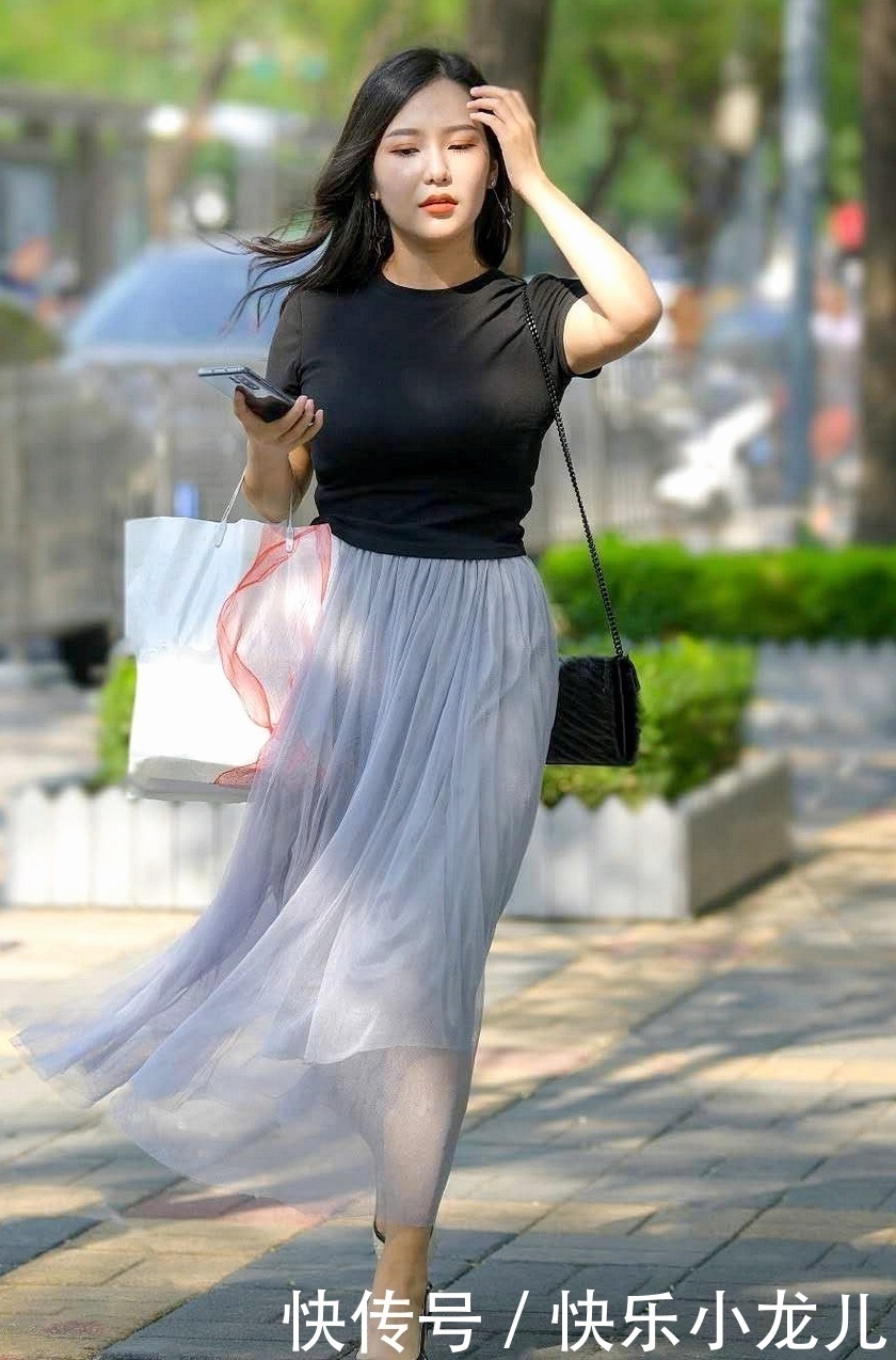 曲线感 美女大长腿配上灰色半身裙，展现出曲线感，修身与舒适的效果！