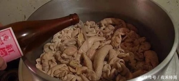 洗猪大肠,不加盐不加醋只需3样,大肠更干净,而且还没腥臭味