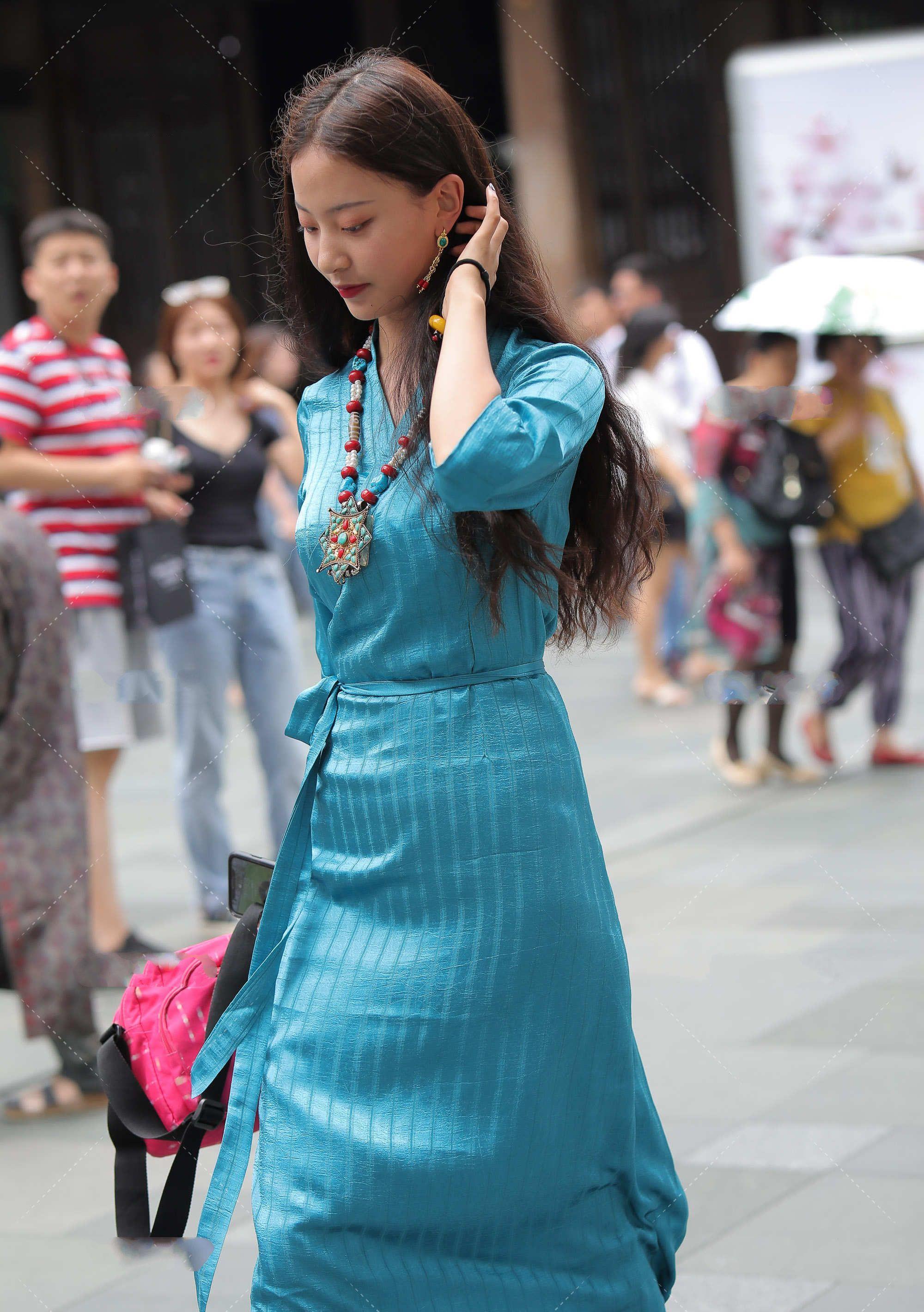 波浪|蓝色长款修身裙,搭配大波浪发型,满满的民族风,也太好看了