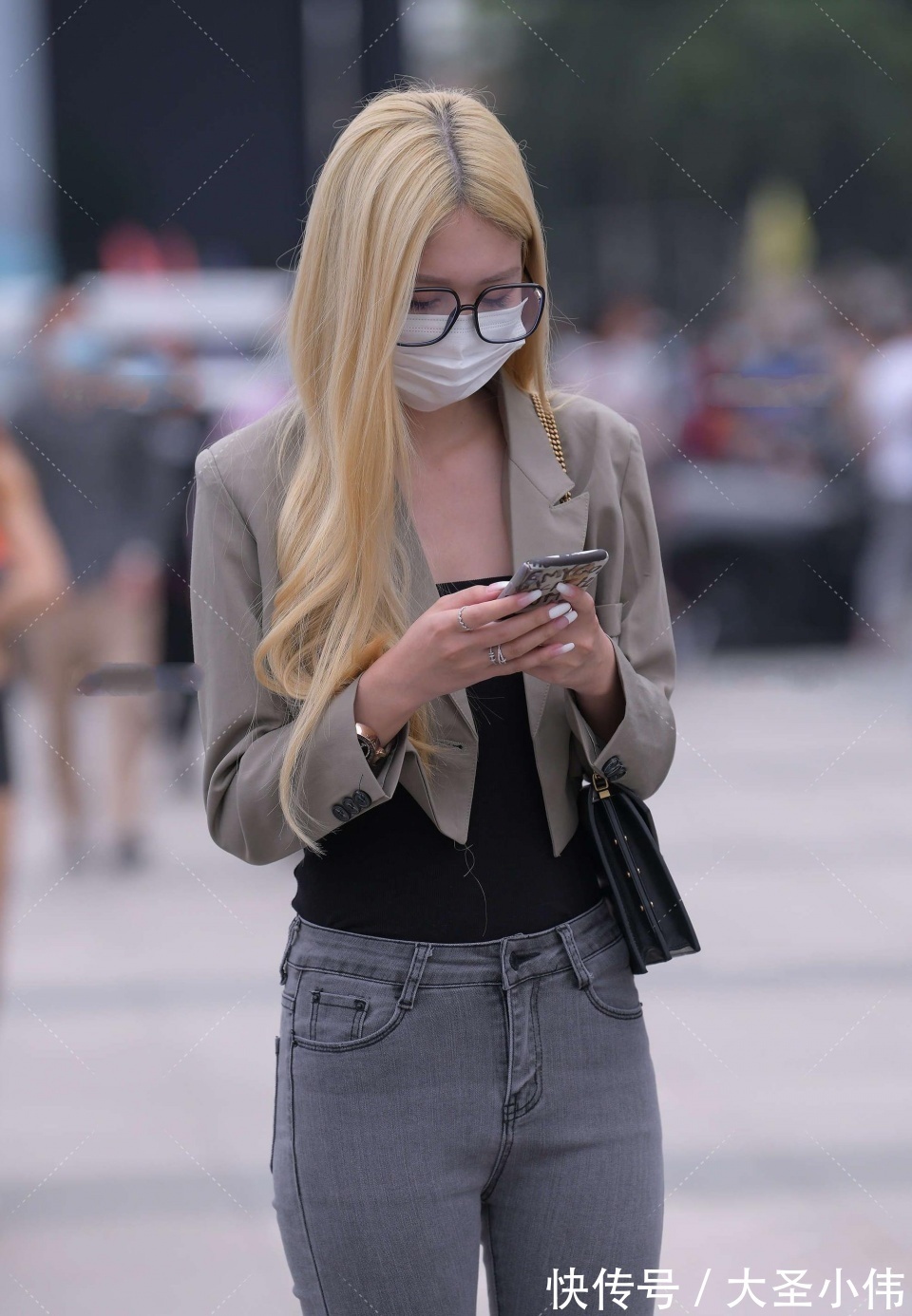 跑车|美女街拍:先别走开,这美女很有料哦,太美了,好想开跑车带她去兜兜风