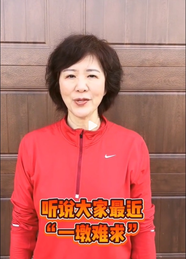 主教练|郎平亮相气色好!新发型显年轻,在美国商场购物,享惬意退休生活