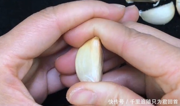 大蒜|今天才知道,大蒜上藏着一个“小机关”,用手一按,蒜皮自动脱落