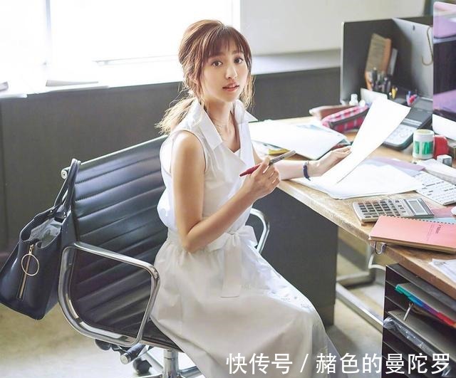 半身裙 夏日服饰不求多,认准几类“白色单品”就够了,百搭得体又耐看