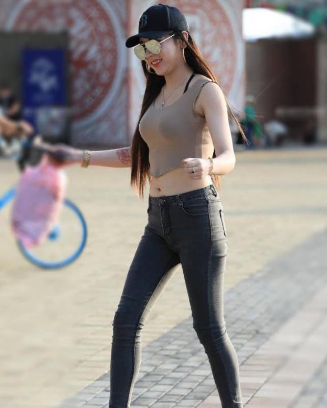 紧身裤|街拍凹凸有致的线条美,最适合穿紧身裤了