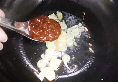 炖鱼,加酒加醋去腥就废了,正确的是放“它”,吃起来不腥,特鲜