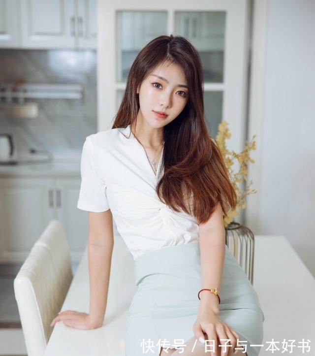 高跟鞋 浅豆色的包臀裙,上搭一件白色的短袖衬衫,简约时尚干练有范!