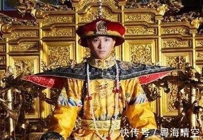 乾隆不慎跌倒无人敢扶,一小官站出来搀扶