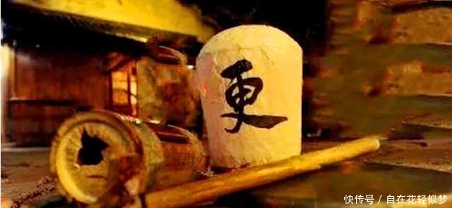 游荡在夜色中的古代打更人, 除了打更报时, 据说还要兼任这个差事