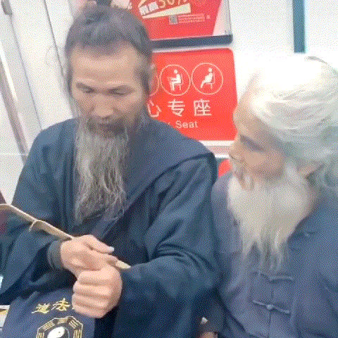 |搞笑gif:对于这种长着虎牙的妹子没有一点抵抗力,哈哈哈