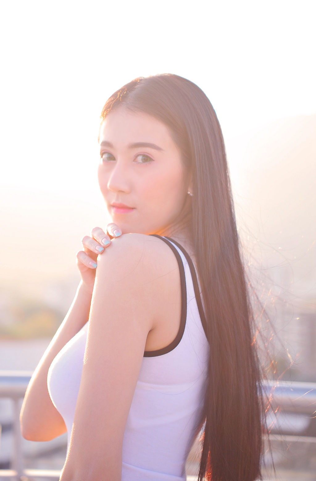 街拍图二美女灰色紧身套装,衬托出玲珑有致身形,背影惹人侧目