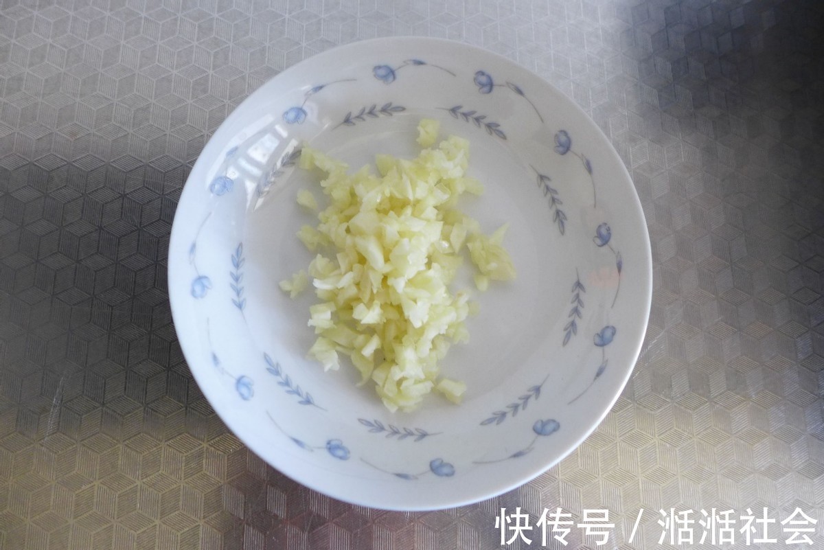 菜梗子|蒜蓉菜心这样做才好吃，颜色翠绿不发黄，看着就不错