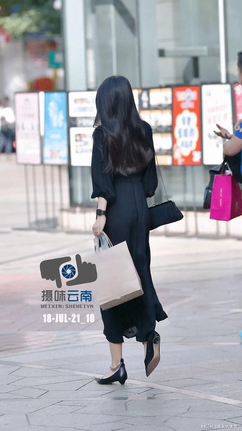 小黑裙|气质女生都爱优雅小黑裙,搭配高跟鞋,穿出不一样的味道!