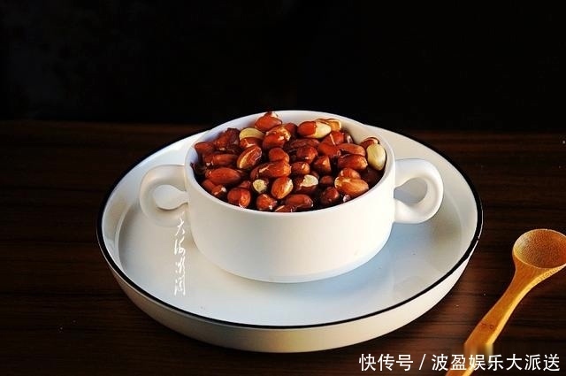 嘎嘣脆|天热花生米别油炸了,10分钟搞定,嘎嘣脆,好吃又健康