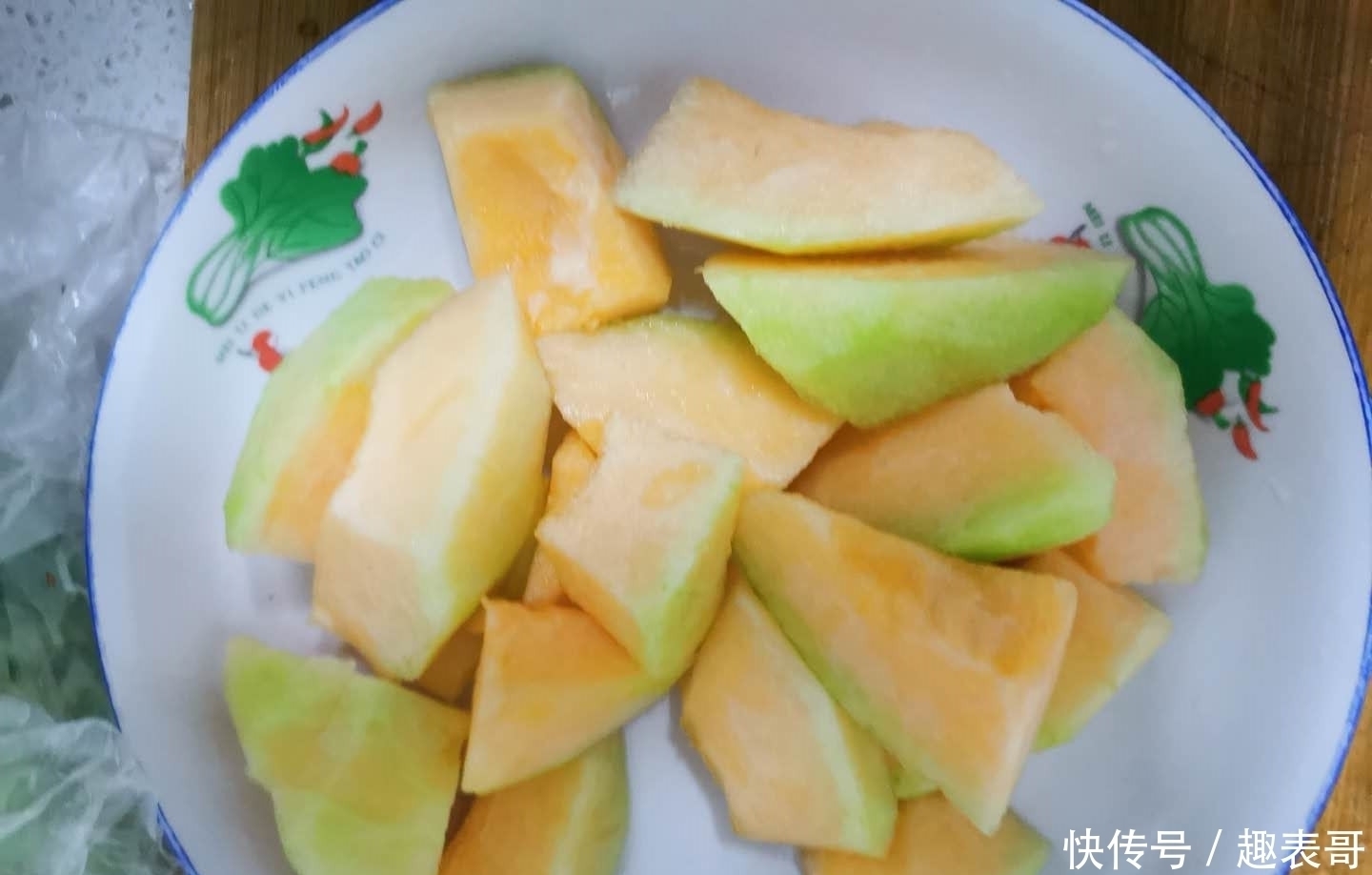 婆婆花300元做了10道菜，一桌摆不下，儿媳这在南方要1000块