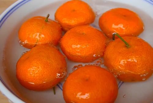 橘子皮放锅里蒸一蒸，大多数人不知道有啥用途，看完就明白了