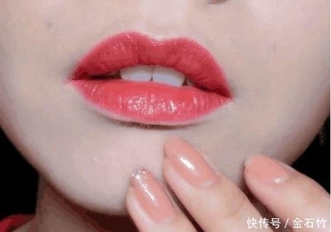 唇部 涂完口红后别急着抿嘴! 多做“这一步” 口红持久不易掉色!
