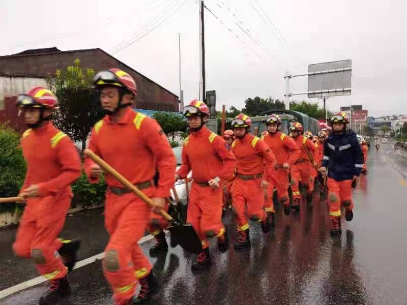 四川|四川森林消防总队100名指战员到达泸县福集镇