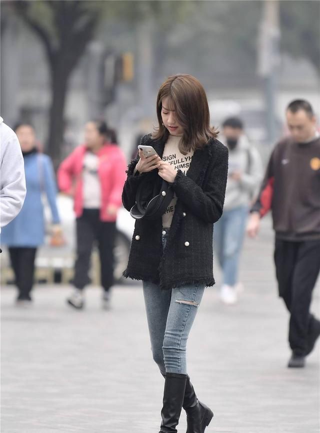 秋装 紧身牛仔裤搭配长靴,秋天的时尚穿搭,外套也少不了