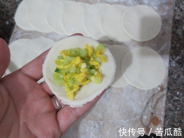 用此物包饺子还是头一次见，不吃此馅就太亏了，一顿两盘都不嫌多