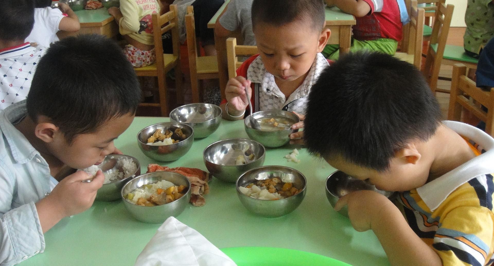 为什么幼儿园饭菜没有家里好,孩子还吃得香?难道幼儿园有魔力