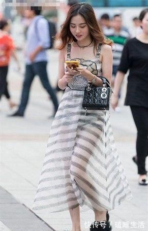 小姐姐|路人街拍，小姐姐这身穿搭很适合好身材的高挑女生穿
