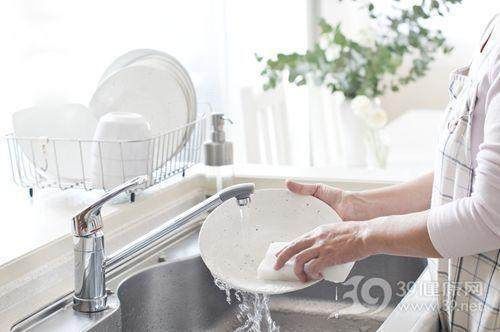 这些餐具都致癌！可是我们却都离不开它的