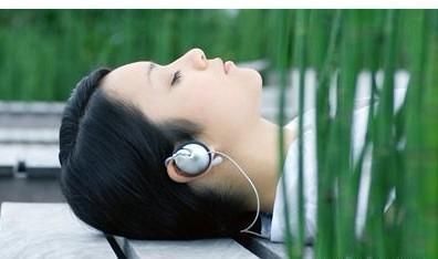  皱纹|皮肤科主任：睡前1个好习惯，每天坚持做，皱纹“逃走”，好年轻