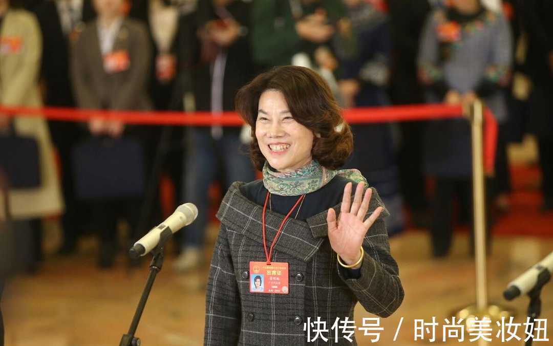 露肩|董明珠不愧是见过世面,穿露肩裙配高领打底,端庄又高级洋气