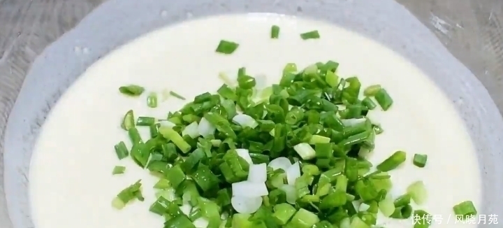 面糊|1碗面粉1个鸡蛋,教你早餐新做法,手没碰面就做好,比油条还好吃