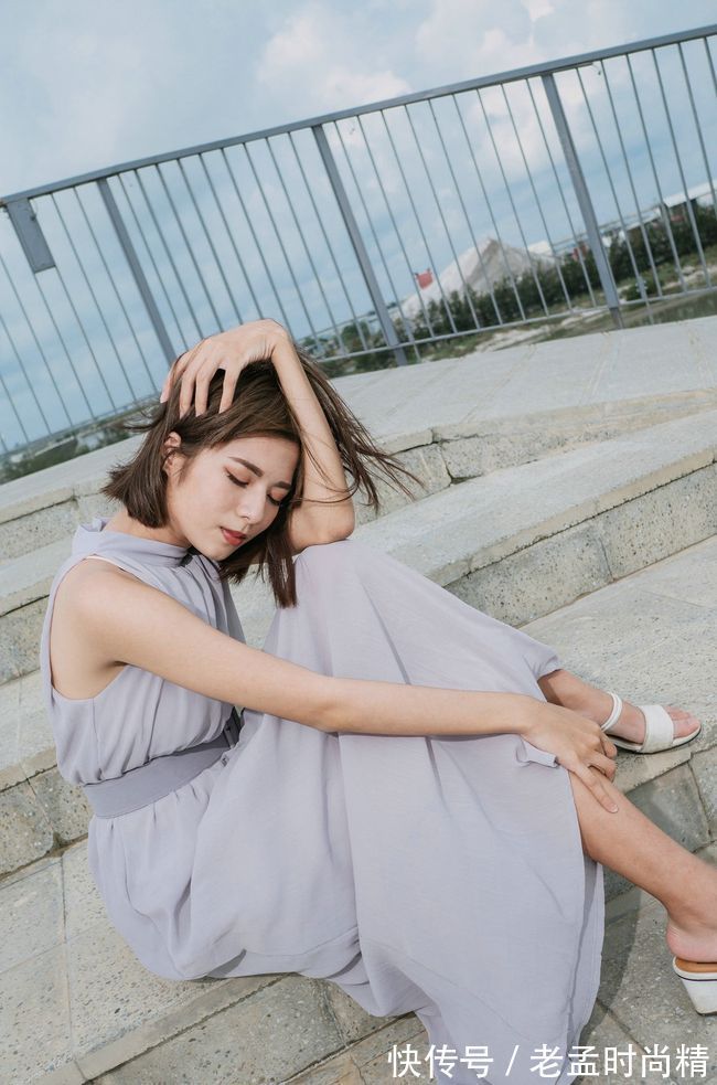 干练|无袖连衣裙给人的感觉是非常干练的,通勤又尽显优雅气质