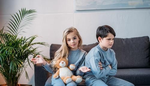 “生活费没四千,我和你们断亲”:父母坦言,再多钱也供不起大学巨婴