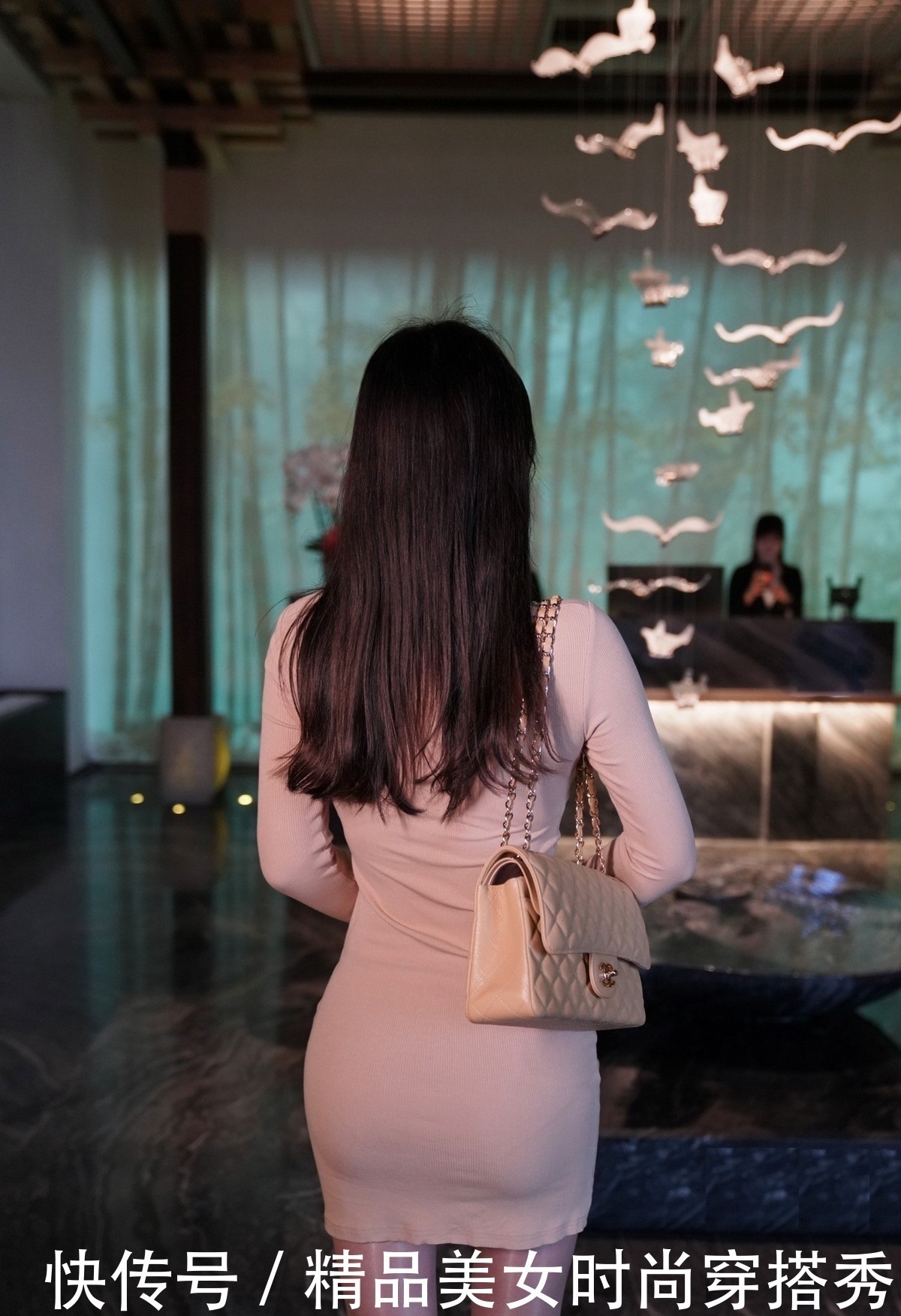 丝袜 连衣裙+丝袜+高跟短靴简单的三件套依然让小姐姐气场十足