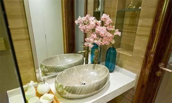 卫生间|老婆坚持装新房时把洗手台放卫生间外,入住后才知这决定多正确